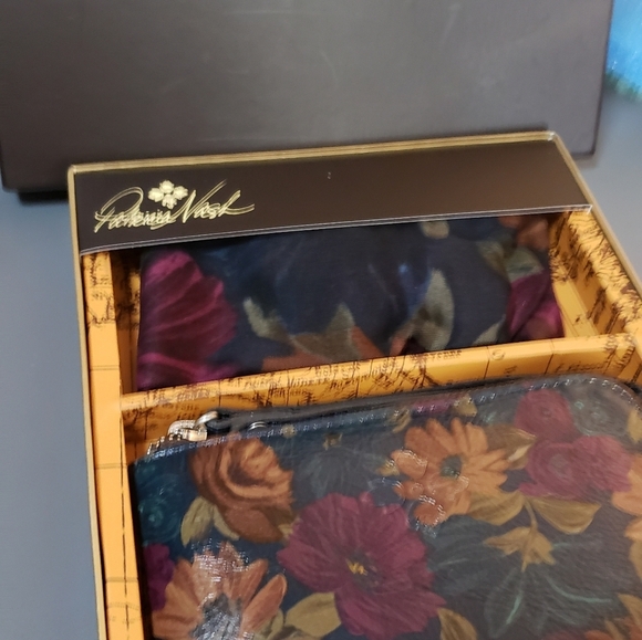 Patricia nash Duo wristlet/wallet and Scarf sets w box - Picture 12 of 16